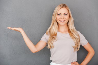 kopya yer tutan kadın