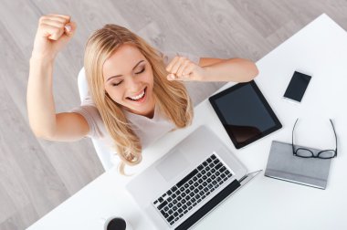 onun çalışma evinde heyecanlı businesswomansitting