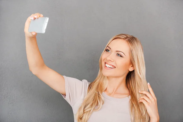 Mujer haciendo selfie en su teléfono inteligente — Foto de Stock