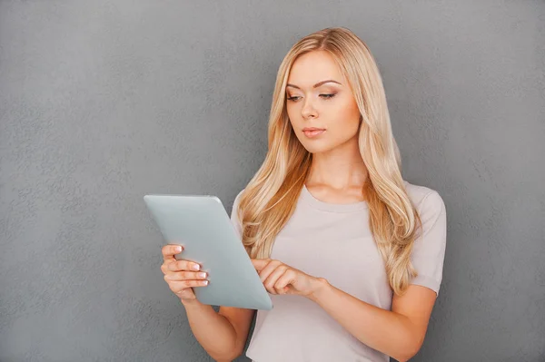 Woman working on digital tablet — Stock Photo, Image