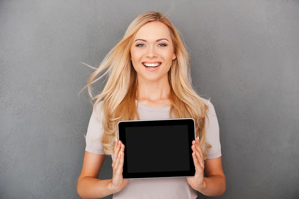 Mujer sosteniendo tableta digital —  Fotos de Stock