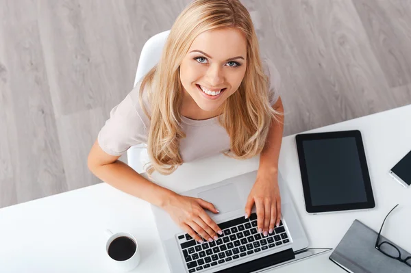 Mujer de negocios que trabaja en el ordenador portátil en su lugar de trabajo — Foto de Stock