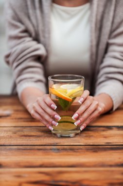 taze limonata ile cam tutan kadın