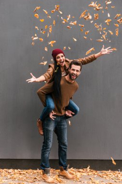 Turuncu düşen yapraklar atma onun kız arkadaşı piggybacking adam