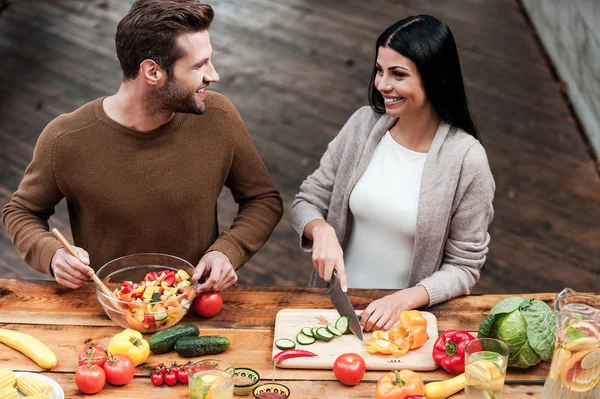 Giovane coppia preparare insalata sana — Foto Stock