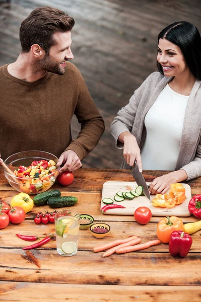 Pareja joven preparando comida juntos —  Fotos de Stock