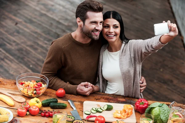 Ζευγάρι κάνει selfie κατά την προετοιμασία των τροφίμων — Φωτογραφία Αρχείου