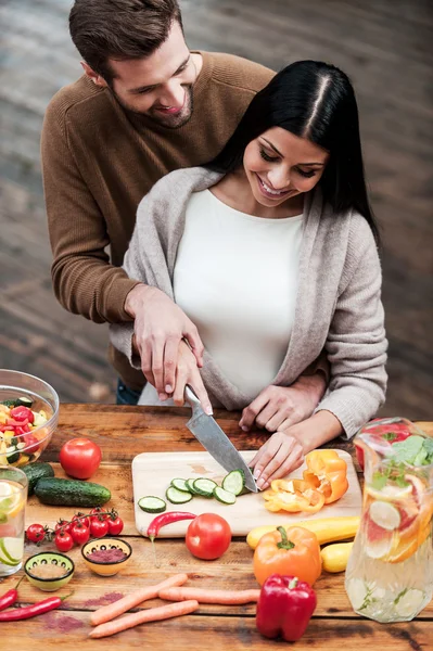 Young couple preparing food together — Stock Photo, Image