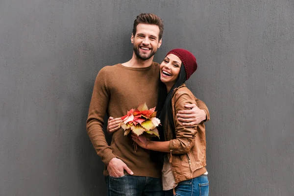 Beau jeune couple avec des feuilles d'automne — Photo