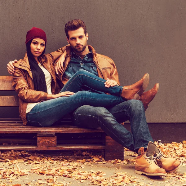 Couple bonding to each other on wooden pallet — Stock Photo, Image