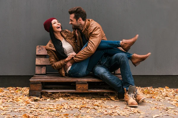 Couple s'amuser sur palette en bois — Photo