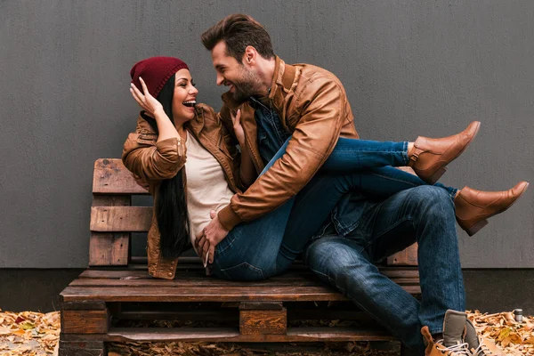 Kärleksfulla paret sitter på träpall — Stockfoto