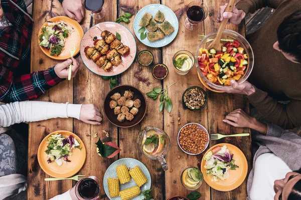 Pessoas jantando — Fotografia de Stock