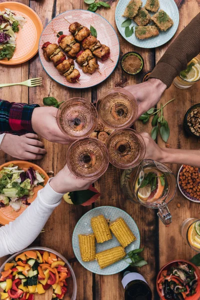 Les gens applaudissant avec du vin — Photo