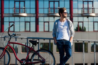 ayakta açık havada Bisiklet yakın dostum