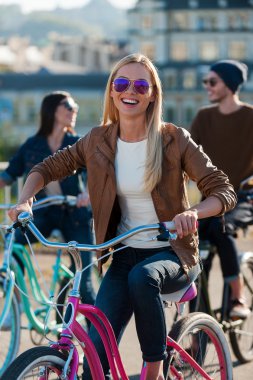gülümseyen kadın binicilik bisiklet
