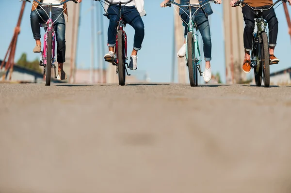 Pessoas andando de bicicleta ao longo da ponte — Fotografia de Stock