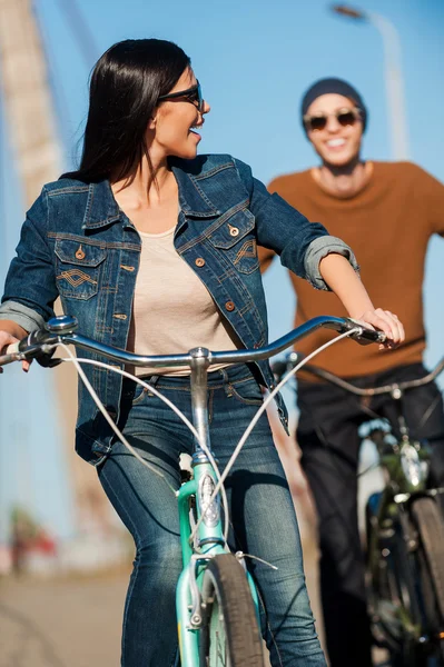 Kvinnan och hennes pojkvän ridning cyklar — Stockfoto