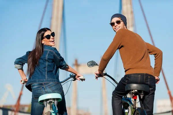 Jovem casal andar de bicicleta — Fotografia de Stock