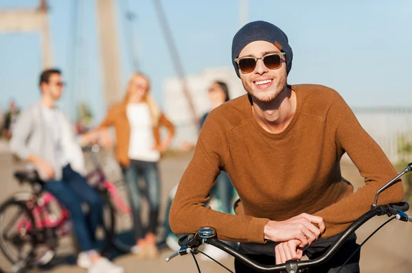 Handsome young man leaning at his bicycle — Stock Photo, Image