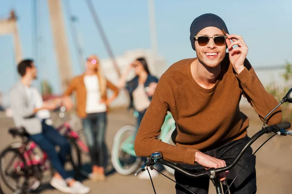 Lächelnder Mann lehnt an seinem Fahrrad — Stockfoto