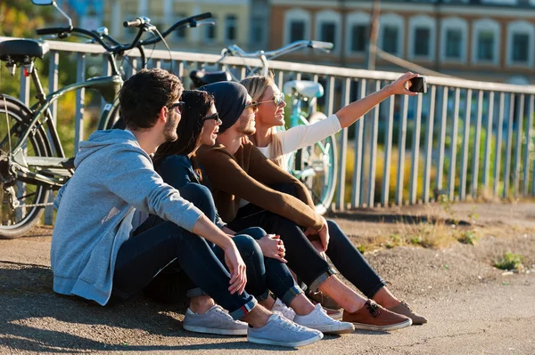 Pessoas fazendo selfie por telefone inteligente — Fotografia de Stock