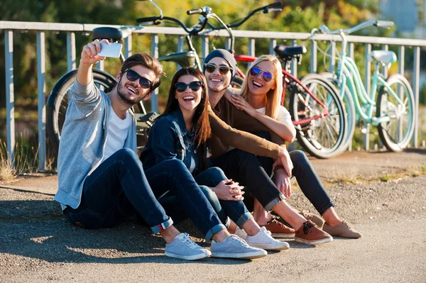 Ludzie co selfie przez inteligentny telefon — Zdjęcie stockowe