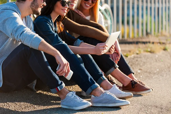 Unga människor tittar på digital tablet — Stockfoto