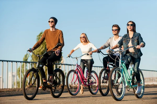 Gençler onların bisiklet sürme — Stok fotoğraf