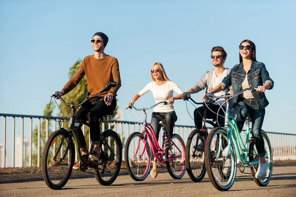 Jóvenes andando en bicicleta —  Fotos de Stock