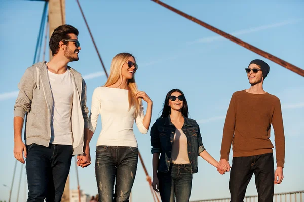 Jeunes couples marchant à l'extérieur — Photo