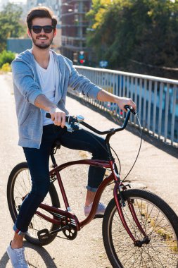 Yakışıklı genç adam bisiklet üzerinde