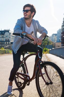 Yakışıklı adam Onun Bisiklet yaslanmış