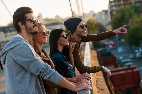 Jóvenes parados en el puente — Foto de Stock