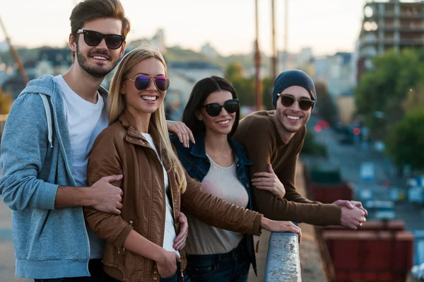 Jonge mensen staan op brug — Stockfoto