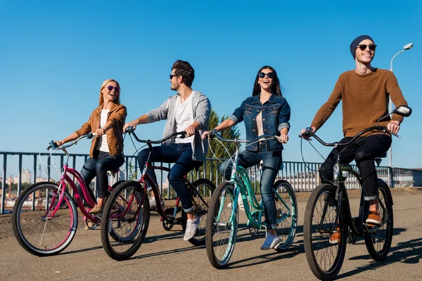 Jovens a andar de bicicleta — Fotografia de Stock