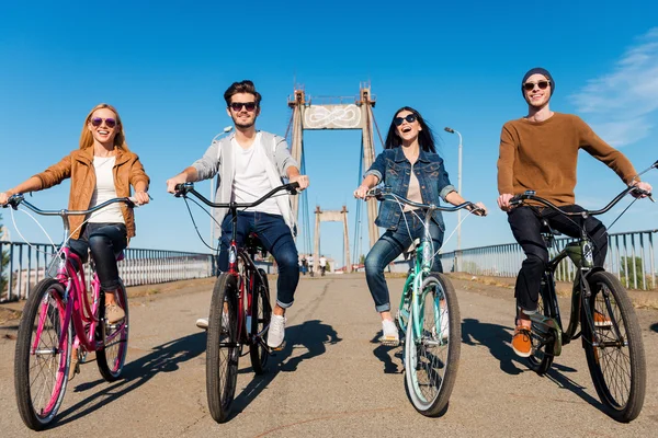 Jovens a andar de bicicleta — Fotografia de Stock