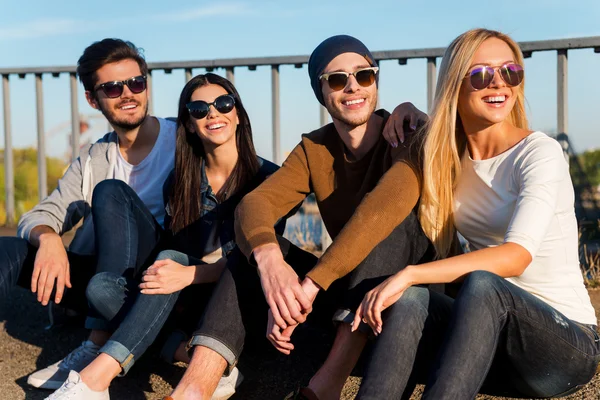 Personas sonrientes que se unen entre sí —  Fotos de Stock