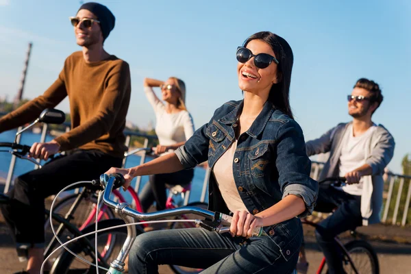 Jonge mensen die rijden hun fietsen — Stockfoto