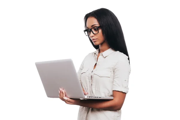 Mujer africana trabajando en el ordenador portátil — Foto de Stock