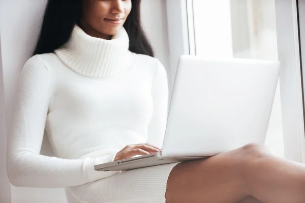 Kobieta w ciepły sweter działa na laptopie — Zdjęcie stockowe
