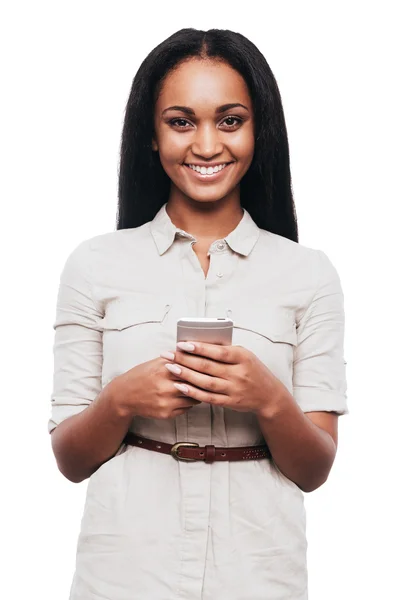 Mujer africana sosteniendo teléfono móvil —  Fotos de Stock