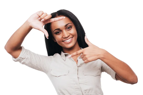 Mujer africana señalando marco de dedo — Foto de Stock