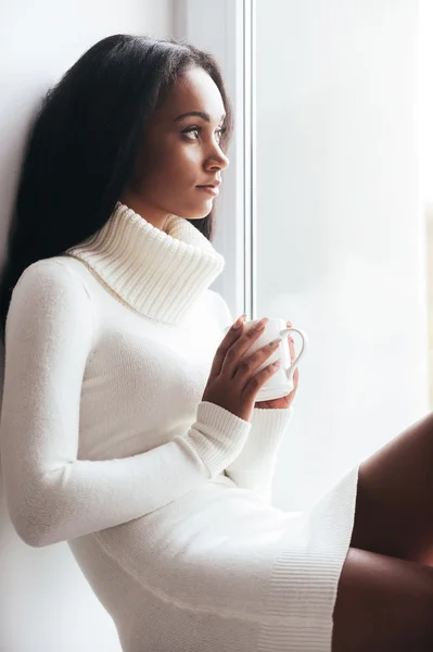 Mujer africana en suéter cálido — Foto de Stock