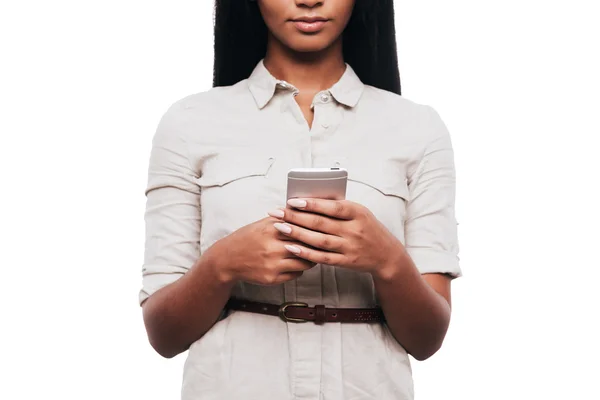 Mujer africana sosteniendo teléfono móvil —  Fotos de Stock