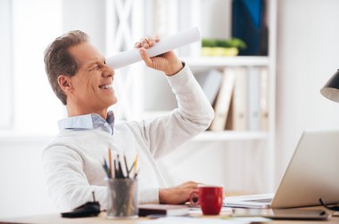 adam tutarak el yapımı kağıt teleskop