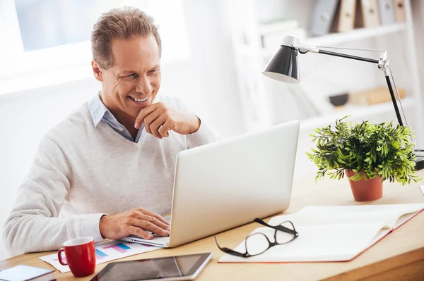 Mature man working on laptop — Stock Photo, Image