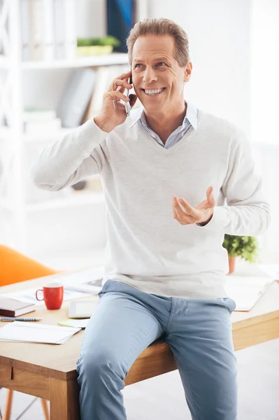 Zralý muž mluví na mobilním telefonu — Stock fotografie