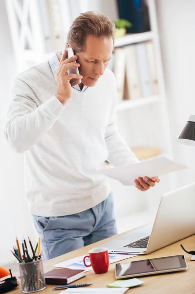 Mature man talking on the mobile phone — Stock Photo, Image