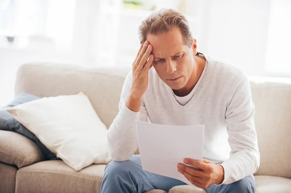 Depressiver reifer Mann mit Papier — Stockfoto